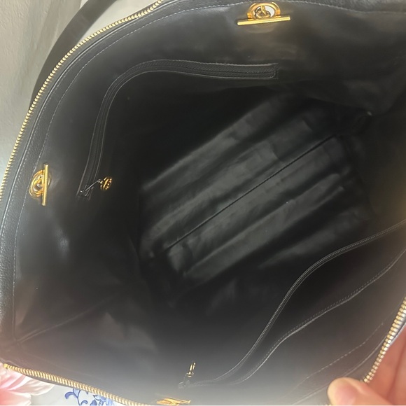 Vintage Chanel caviar shoulder bag with gold hardware - Picture 6 of 10